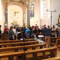 Konzentrierte Arbeit bei zurückliegenden CD-Aufnahmen.
