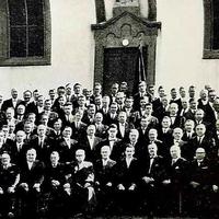 Der Männerchor vor vielen Jahrzehnten vor der heimischen St.-Anna-Kirche.
