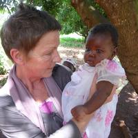 Anita Mwabasi bei einem Projektbesuch in Kenia. Dank der Therapie können die Kinder gesund aufwachsen.