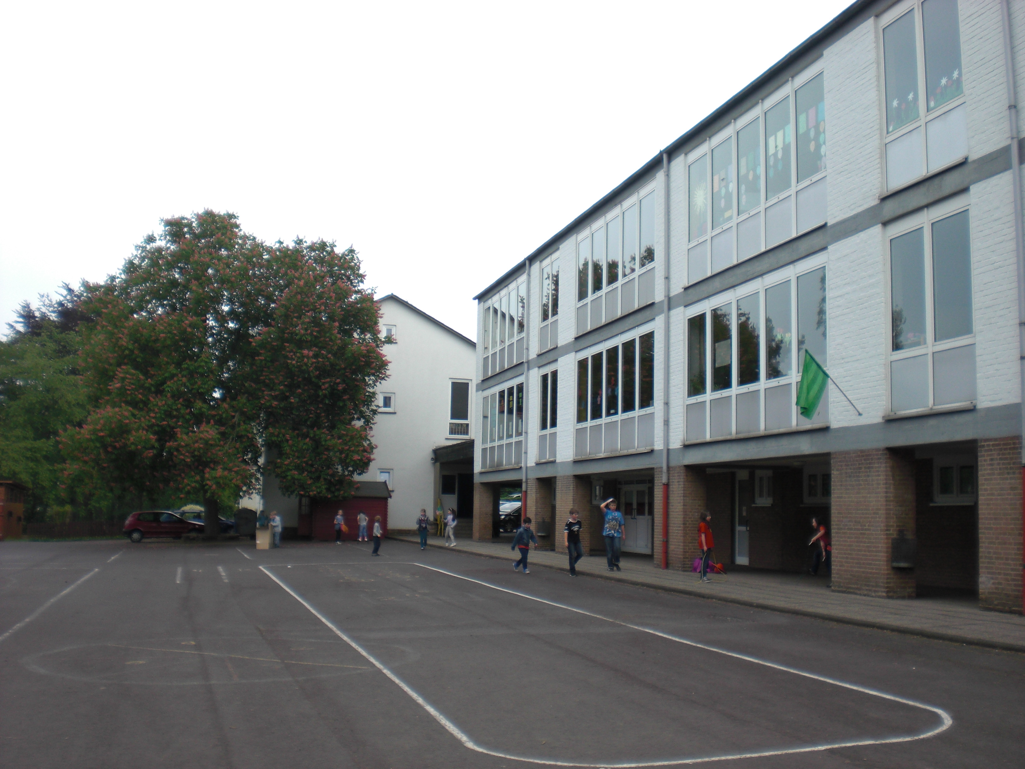 Galerie Ein Basketballkorb für die Kinder der ChristianBitterSchule